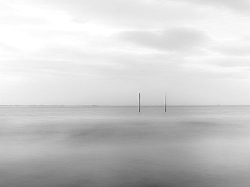 Pfähle bei Ebbe und Flut