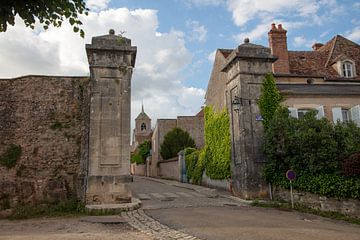 Stadsmuur en poort in Avallon, Frankrijk van Joost Adriaanse