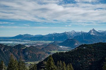 Neuschwanstein, Tegelberg, Vils, Forggensee, Füssen, Falkenstein met verse sneeuw in de herfst van Leo Schindzielorz