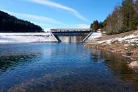 Barrage au Nagoldtalsperre en hiver sous un ciel bleu