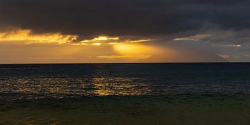 Zonsondergang op het strand van La Digue van Dennis Eckert