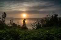 belle vue sur un lac au lever du soleil
