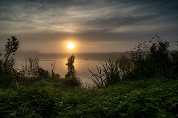schöne Aussicht auf einen See mit Sonnenaufgang