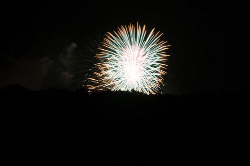 Twee magische gelijktijdige vuurwerkexplosies in witte kleur