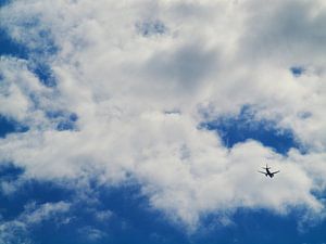 Hollandse lucht met vliegtuig von Martijn Wit