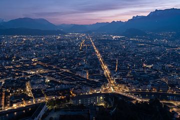 Grenoble net na zonsondergang. van Ralph Rozema
