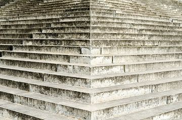 Betonnen trap met grafische lijnen van Alexander Baumann