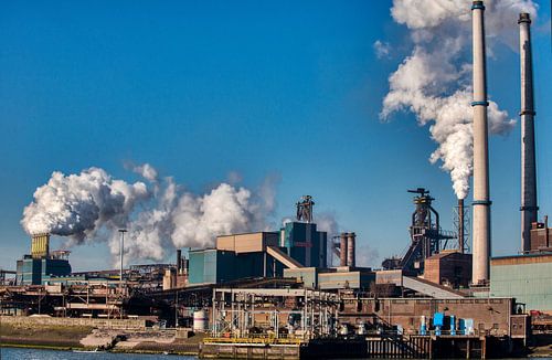 Hoogovens te IJmuiden met rokende schoorstenen.