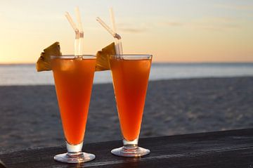 cocktails bij zonsondergang op het strand van Osterhuis