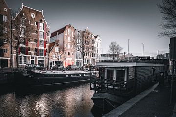 Amsterdam aux Pays-Bas n'est pas seulement noir et blanc