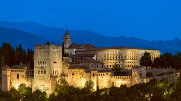 Het prachtige Alhambra in avondlicht van Roy Poots
