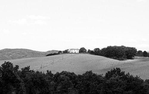 Maison de campagne méditerranéenne nichée dans les collines vallonnées de la Toscane sur RB-Photographie