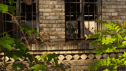 Ruïne van het pakhuis van het molencomplex Böllberg in Halle in Duitsland