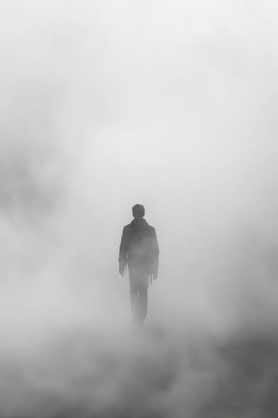 Einsamer Spaziergang im Nebel - Mystische Schwarzweiß-Fotografie von Poster Art Shop
