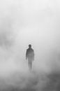 Einsamer Spaziergang im Nebel - Mystische Schwarzweiß-Fotografie von Poster Art Shop Miniaturansicht