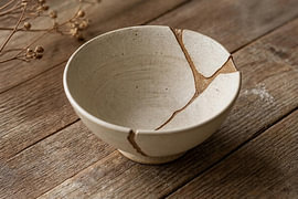 Wabi-Sabi Keramikschale mit Kintsugi-Riss – Japandi Stil II