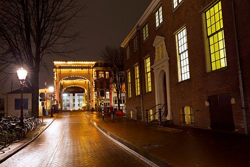 Amsterdam lichtjesbrug Amstel in de avond