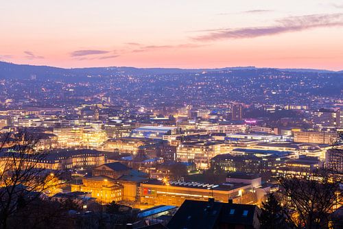 Stadscentrum met Schlossplatz in Stuttgart bij nacht