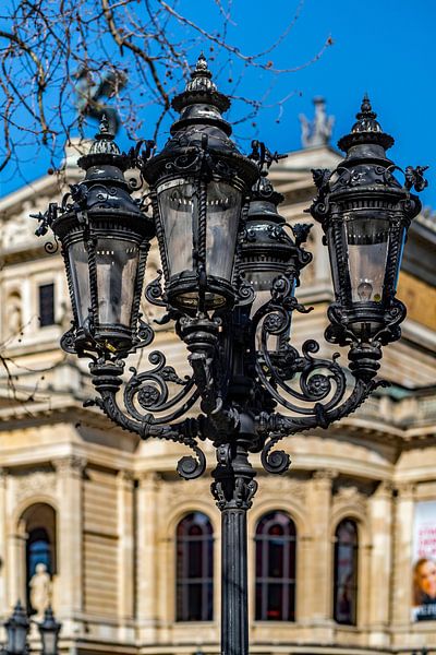 Vor der Alten Oper Frankfurt von Thomas Riess