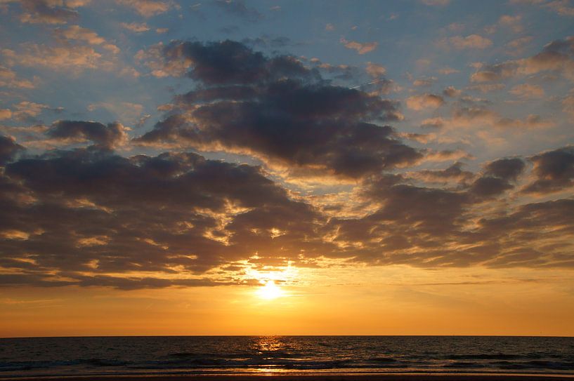Sunset along the beach in the Netherlands by Discover Dutch Nature