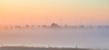 moulins à vent au lever du soleil dans un paysage brumeux sur Miny'S