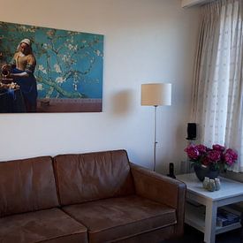 Photo de nos clients: Milkmaid de Vermeer avec papier peint fleur d'amandier de Gogh par Lia Morcus, sur toile