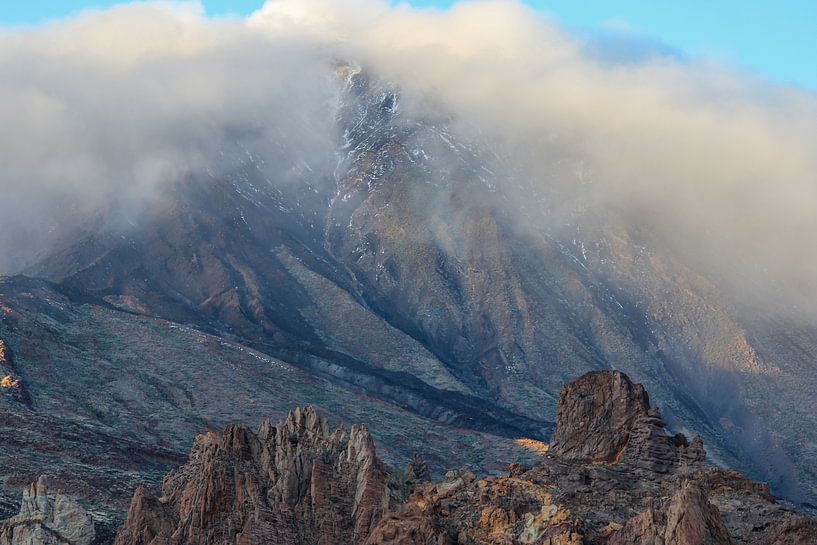 Bergen in de wolken op Tenerife van Reiner Conrad