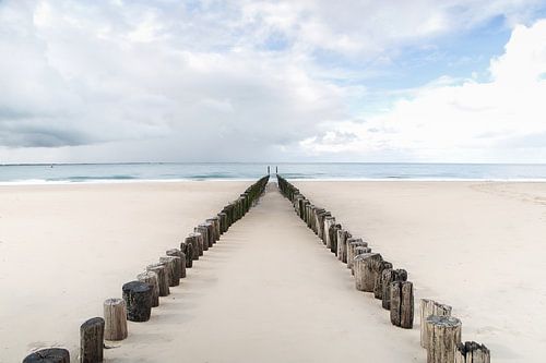 strand zeeland met paaltjes