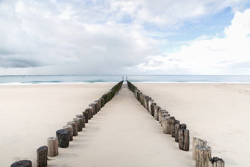 strand zeeland met paaltjes von Christiane Morrhey