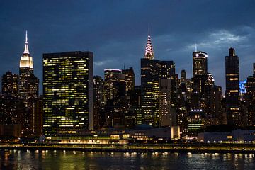De skyline van Manhattan - New York City - met het Empire State Building, United Nations kantoor in  van WorldWidePhotoWeb