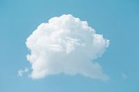 Een enkele witte pluizige mooie wolk aan de blauwe hemel in de volle zomer. Rust en hemel. Optimisme