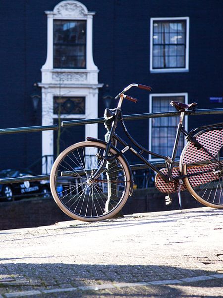 Fiets op brug Amsterdam van Studio LINKSHANDIG Amsterdam
