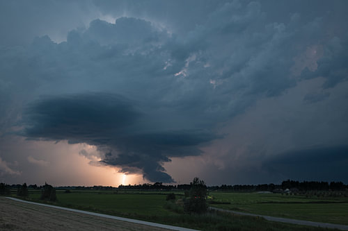 Supercell met bliksem tijdens het blauwe uur