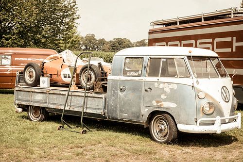 Porsche-Formel rennwagen auf einem Flachbett Volkswagen Transporter, VW T2 von Sjoerd van der Wal Fotografie