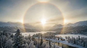 Sonnenhalo über verschneiter Winterberglandschaft von Markus Gann