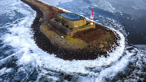 Le bunker historique de Kornwerderzand sous la glace hivernale