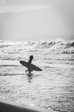 Surfer onderweg van Ellis Peeters