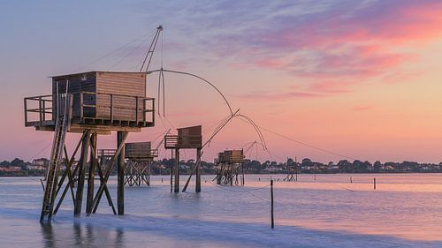 Vissershutten bij zonsondergang in Saint-Michel-Chef-Chef, Loire-Atlantique, Frankrijk