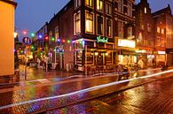 Hoek Korte Koestraat / Vredenburg in Utrecht met in het midden café Vredenburg van Donker Utrecht thumbnail