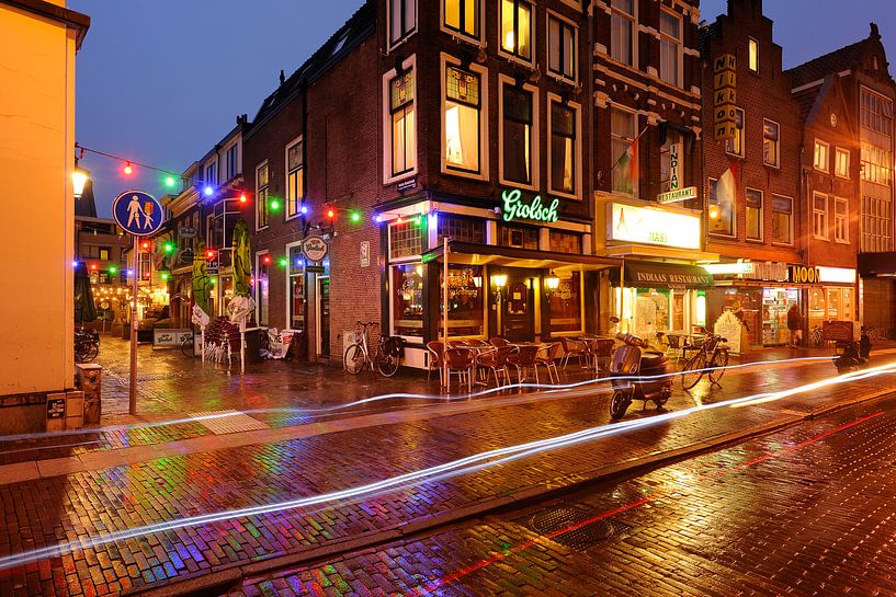 Hoek Korte Koestraat / Vredenburg in Utrecht met in het midden café Vredenburg van Donker Utrecht