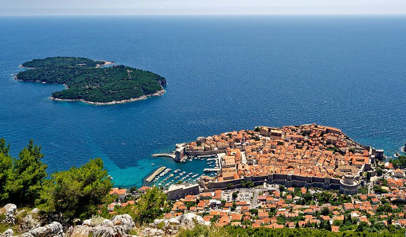 Dubrovnik met eiland Lokrum, Kroatië van Imageditor