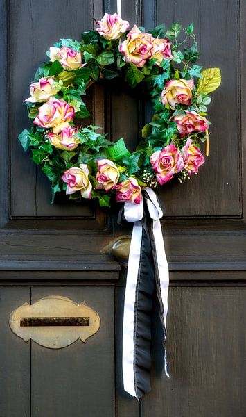 Couronne de porte traditionnelle sur une porte d'entrée en bois par ManfredFotos