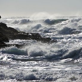 De zee bij Cascais portugal van Michelle Boot