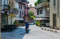 Une rue italienne authentique avec un scooter par Patrick Verhoef Aperçu