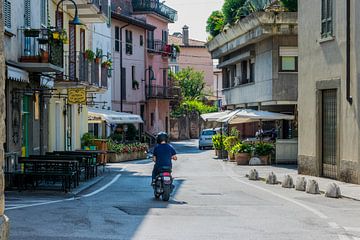 Une rue italienne authentique avec un scooter
