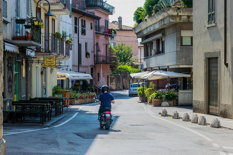Authentische italienische Straße mit Roller von Patrick Verhoef