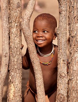 Himba meisje van Tom Kraaijenbrink