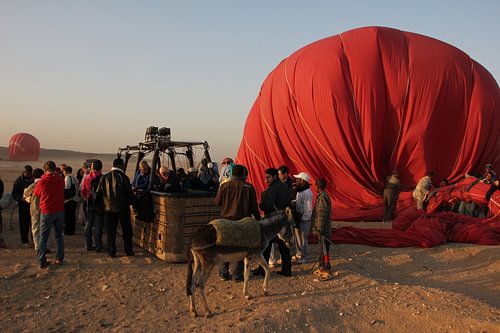Luchtballon landing in Egypte met hulp van de locale bevolking.