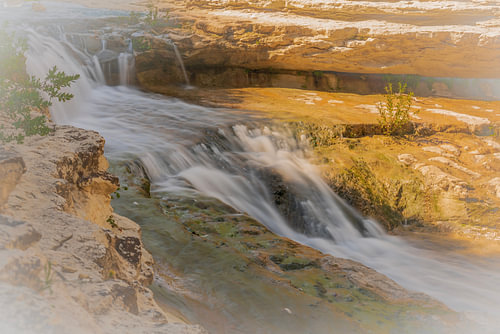 Dromerige waterval in Siciliaans kalksteen