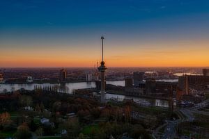 De Euromast in Rotterdam tijdens zonsondergang